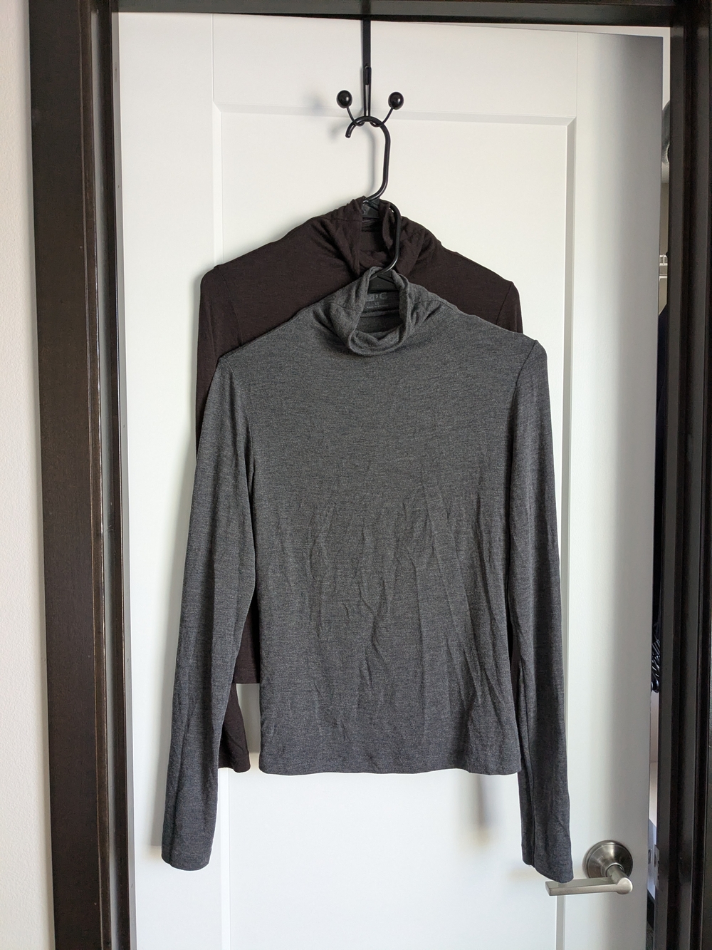 Lot of 2 UNIQLO Gray and Brown Cashmere blend tshirt heattech Turtleneck